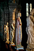 Verona, Cattedrale di San Zeno, la balaustra del presbiterio con statue del Cristo e Santi. 